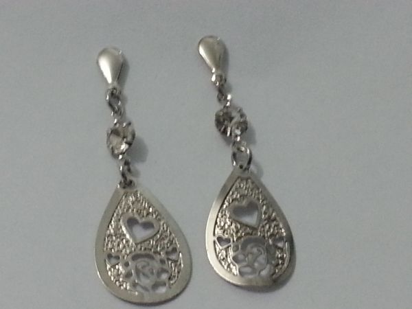 Brinco folheado a prata com strass