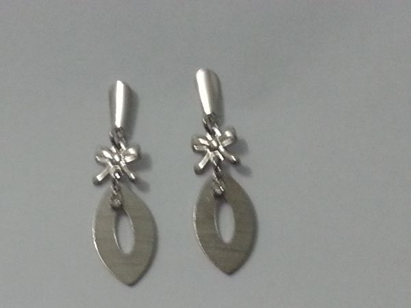Brinco folheado a prata com strass